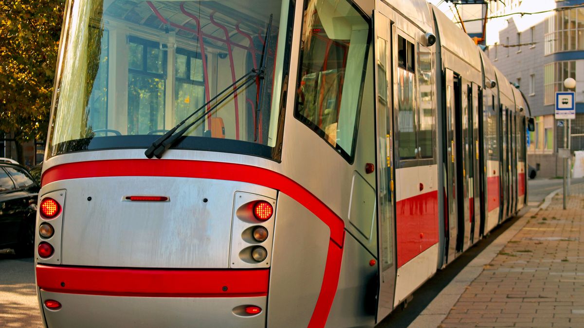 V Plzni otevřeli tramvajovou vozovnu za 1,8 miliardy korun. Nahradila areál z roku 1943